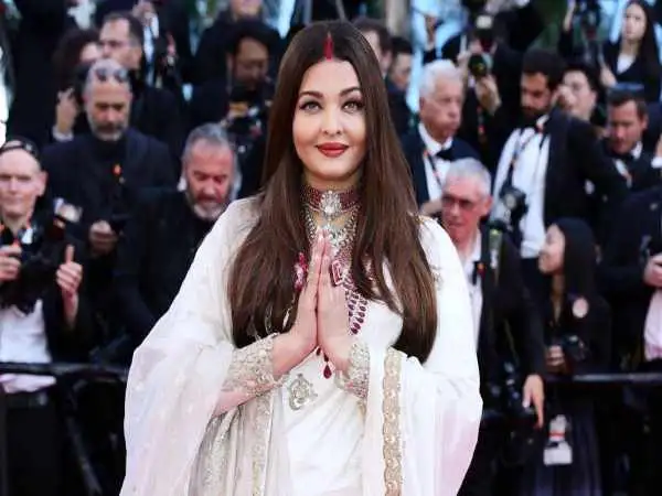 عکس؛ سفر در زمان؛ «آیشواریا رای 26 ساله» با ژست های متفاوت در سال 1382