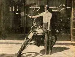 عکس؛ سفر در زمان؛ 1355؛ نمایندگی موتور خاطره انگیز در یزد