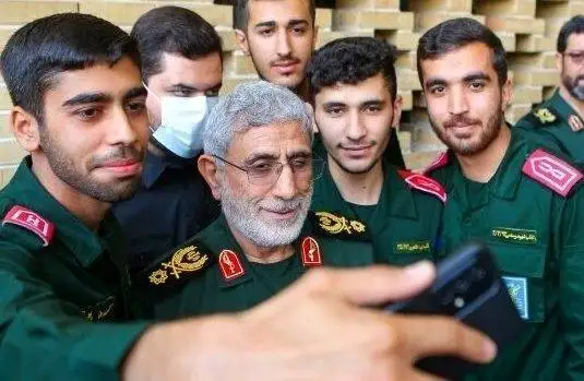 عکس؛ سفر به تاریخ؛ «سردار قاآنی» در بیمارستان بعد از مجروحیت در جبهه؛ دهۀ 60