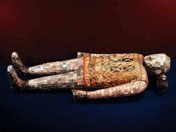 ماجرای یک کشف باستان شناسی بی نظیر؛ شاهزاده ای که در کفنی از «یشم و طلا» دفن شده بود