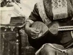 عکس؛ سفر به تاریخ؛ چهرۀ «اکرم دندون طلا» نوازندۀ تار در دورۀ رضاخان