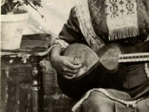 عکس؛ سفر به تاریخ؛ چهرۀ «اکرم دندون طلا» نوازندۀ تار در دورۀ رضاخان