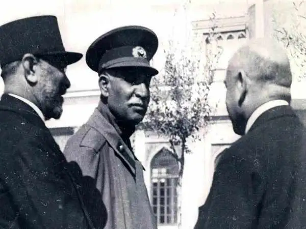 عکس؛ سفر در زمان؛ «رضاخان و دیگران در حال نگهبانی از خانه فرمانفرما»؛ دهه 1280