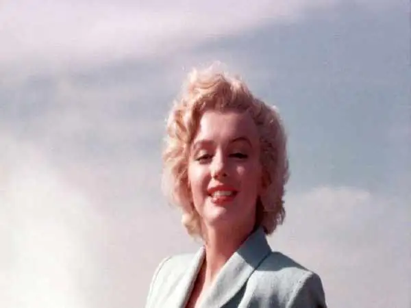 عکس؛ سفر در زمان؛ «مرلین مونرو با روسری و در کنار همسر سوم و مشهورش»؛ سال 1335