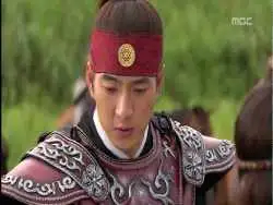 عکس؛ سفر در زمان؛ «بازیگر نقش جومونگ در حال صحبت کردن با تلفن در پشت صحنه»؛ سال 84