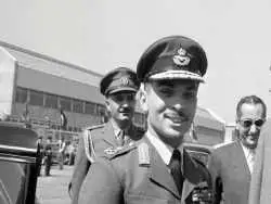 عکس؛ سفر در زمان؛ «ملک حسین، پادشاه اردن در کنار همسر دوم اش»؛ سال 1340