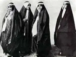 سفر در زمان؛ وضعیت زنان در دوران رضاشاه؛ زنان ایرانی که در شهر می روند مانند پرنده ای به چشم می آیند