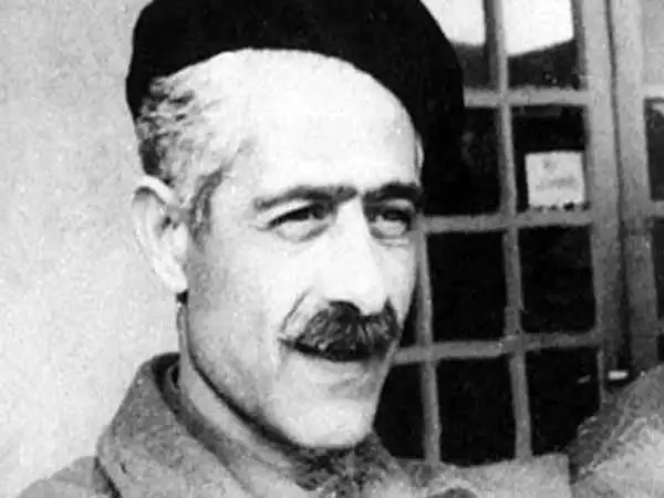 عکس؛ سفر در زمان؛ «جلال آل احمد در جوانی و در کنار ایوان مدائن»؛ دهه 20