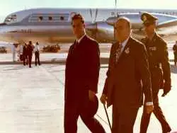 عکس؛ سفر در زمان؛ «امیرعباس هویدا در کنار همراهان اش در سفر اروپا»؛ سال 52