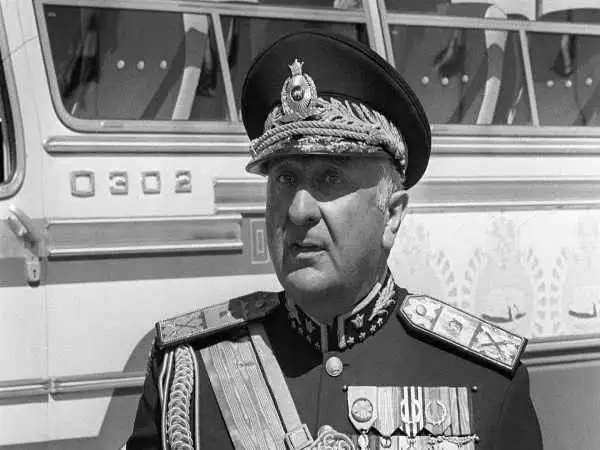 عکس؛ سفر در زمان؛ «رئیس ساواک در کنار هویدا»؛ اواخر دهه 40