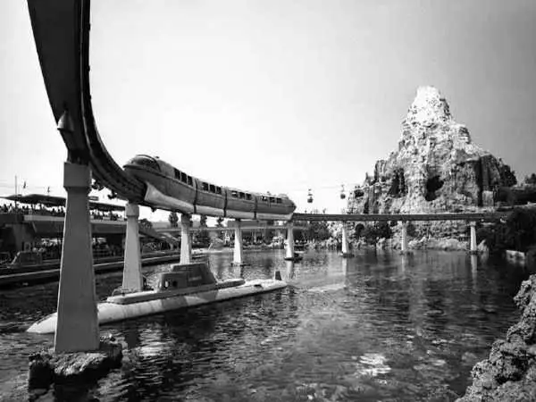 عکس؛ سفر در زمان؛ خوشگذرانی «محمدرضا پهلوی و همسر سوم اش» در دیزنی لند؛ سال 41