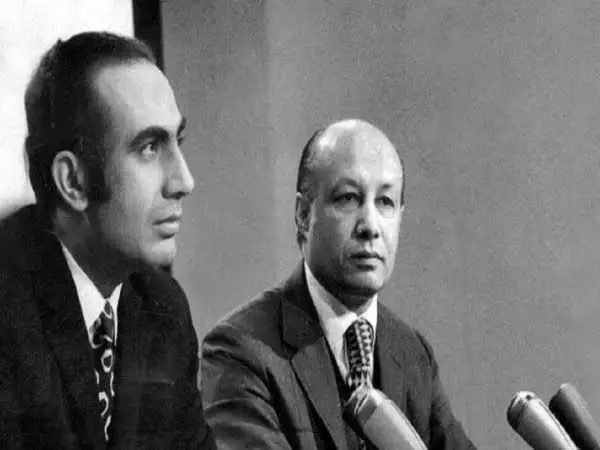 عکس؛ سفر در زمان؛ «پرویز ثابتی در کنار نصیری، ریٔیس ساواک»؛ دهه 50