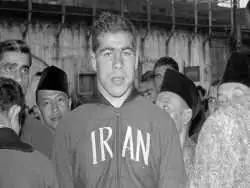 عکس؛ سفر در زمان؛ «غلامرضا تختی در حال خرید از یک مغازه در ژاپن»؛ سال 1337