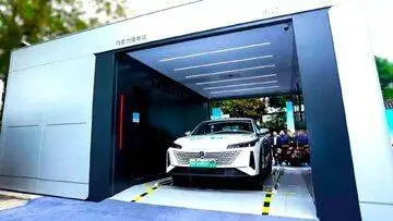 عکس؛ تعویض باتری خودرو فقط در 100 ثانیه 