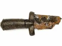 کشف خنجر 400 ساله در جریان کاوش در یک قلعه تاریخی