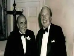 عکس؛ سفر در زمان؛ «امیرعباس هویدا در کنار مادرش»؛ دهه 50