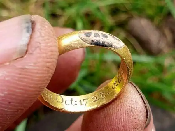 جستجوگر آماتور «انگشتر 300 سالۀ سوگواری» را در یک مزرعه پیدا کرد
