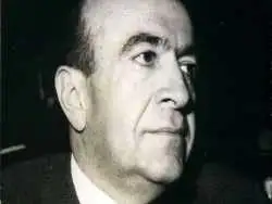 عکس؛ سفر در زمان؛ «امیرعباس هویدا در حال یادگاری نحوه کار با آر.پی.جی»؛ دهه 50