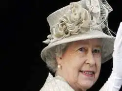 عکس؛ سفر در زمان؛ «الیزابت دوم، ملکه انگلیس در حال اسب سواری با لباس نظامی»؛ سال 1326