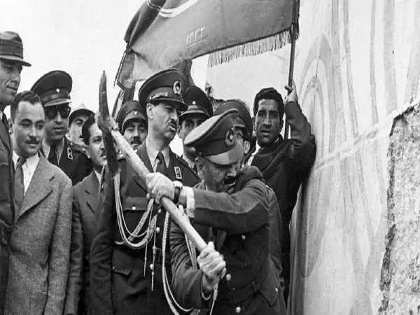 عکس؛ سفر در زمان؛ تخریب معبد بهائیان در تهران 70 سال قبل