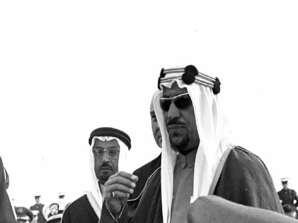 عکس؛ سفر در زمان؛ «ملک سعود، پادشاه عربستان در میان اقوام و محافظین»؛ سال 1333