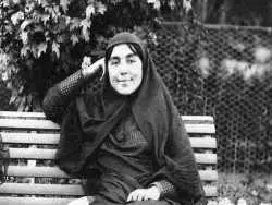 عکس؛ سفر به تاریخ؛ «فخرالتاج، نوۀ ناصرالدین شاه» در 40 سالگی در حال انداختن ترشی