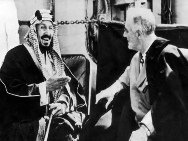 عکس؛ سفر در زمان؛ پذیرایی متفاوت «اولین پادشاه عربستان» از مهمانان خارجی اش؛ سال 1324