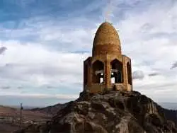 عکس؛ داستان کوه گنبد باز نطنز چیست ؟ مقبره  باز شکاری محبوب شاه عباس صفوی را ببینید