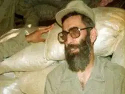 عکس؛ سفر به تاریخ؛ «رهبر انقلاب» با لباس نظامی در جبهه در حال صرف نان و ماست