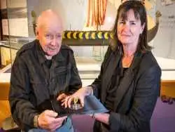 پیرمرد 80 ساله بعد از 50 سال جستجو یک «دستبند طلای وایکینگی» پیدا کرد