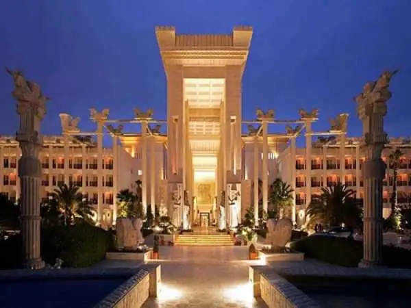 سرو غذا در رستوران لوکس هتل داریوش کیش