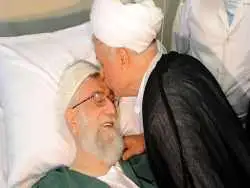 عکس؛ سفر به تاریخ؛ عیادت «هاشمی رفسنجانی» از «رهبر انقلاب» در بیمارستان؛ 1360