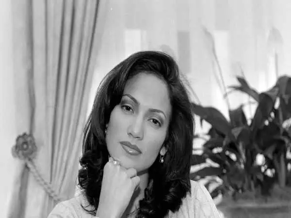 تصاویر؛ سفر در زمان؛ چهره طبیعی «جنیفر لوپز در کنار همسر اول اش»؛ سال 1375