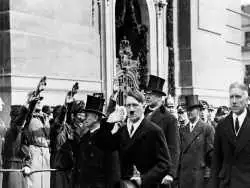 عکس؛ سفر در زمان؛ «آدولف هیتلر در کنار دریاچه کونیگسی آلمان»؛ سال 1312