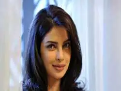 عکس؛ سفر در زمان؛ لحظه برنده شدن عنوان دختر شایسته جهان توسط «پریانکا چوپرا»، بازیگر مشهور هندی؛ سال 1379