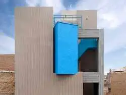 تصاویر؛ معماری خاص یک خانه در یزد؛ آبی برای آرامش و کمی هم بروتالیست شرقی!