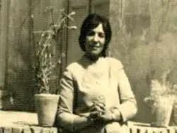 عکس؛ سفر به تاریخ؛ «تاج ایران، نتیجۀ ناصرالدین شاه» با لباس عروس در کنار شوهرش؛ سال 1314