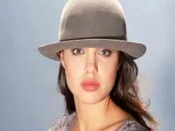 عکس؛ سفر در زمان؛ «آنجلینا جولی 4 ساعت بعد تولد در آغوش پدرش»؛ سال 1354