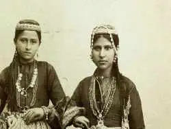 تصاویر؛ سفر به عصر قاجار؛ از «مظفرالدین شاه و صندلی چوبی» تا «خانوادۀ ارمنی و نقاشی عیسی مسیح»