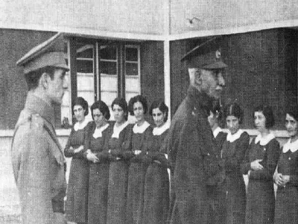 عکس؛ سفر در زمان؛ «رضاخان و همراهان اش در حرم امام رضا»؛ سال 1314