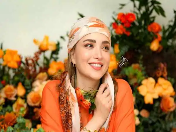 عکس؛ سفر در زمان؛ «بهنوش طباطبایی در کنار گلاب آدینه»؛ سال 1392