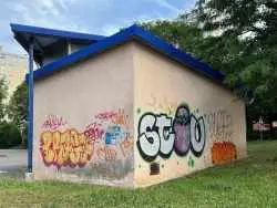 عکس؛ هنر خیابانی؛ خلاقیت هنرمند فرانسوی که این «توالت عمومی» را به «خانۀ اژدها» تبدیل کرده است