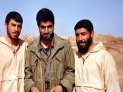 تصاویر؛ سفر در زمان؛ «سردار سلیمانی در کنار همرزمان اش در یک گلزار در جبهه»؛ دهه 60