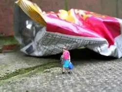 عکس؛ هنر خیابانی؛ هنرمند خلاق بریتانیایی «بستۀ پفک» را به یک «غار رازآمیز» تبدیل کرده است