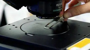 عکس؛ کوچک ترین ویولن جهان؛ ساز مینیاتوری که با چشم دیده نمی شود