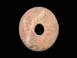 کشف حلقه ای با نماد «صلیب شکسته» در بقایای یک کارخانۀ 700 ساله