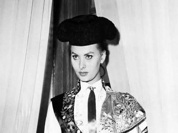 عکس؛ سفر در زمان؛ «سوفیا لورن 23 ساله در کنار همسرش»؛ سال 1336