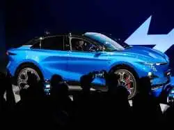 دلبر فرانسوی، کت و شلوار به تن کرد تا جهان را خیره کند!