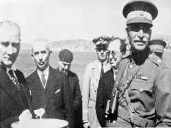 عکس؛ سفر در زمان؛ رضا شاه محو تماشای آتاترک در ترکیه