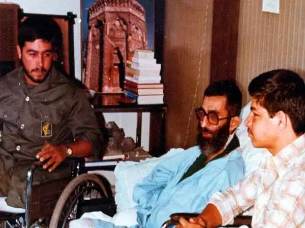 عکس؛ سفر در زمان؛ عیادت «شهید رجایی از رهبر انقلاب» در بیمارستان؛ سال 60